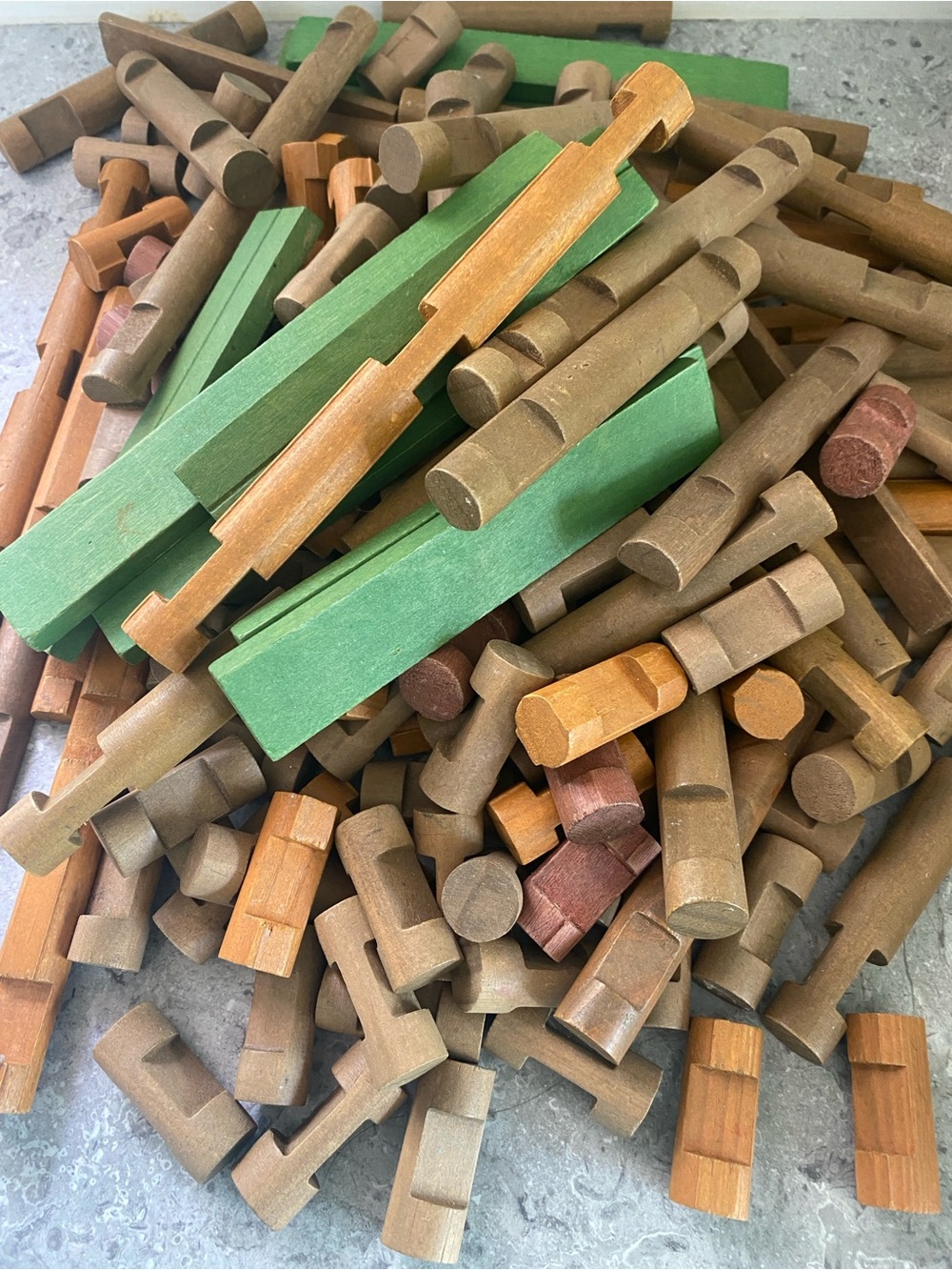 Lincoln Logs Bundle about 165 pieces Lot of Building Toys Green roof and logs